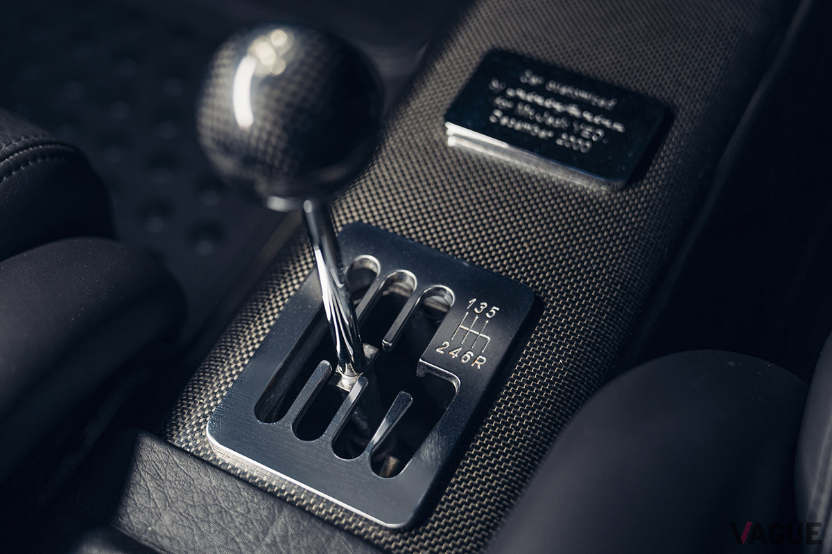 シンプルでメカニカルなシフトレバー（C）2021 Courtesy of RM Sotheby's
