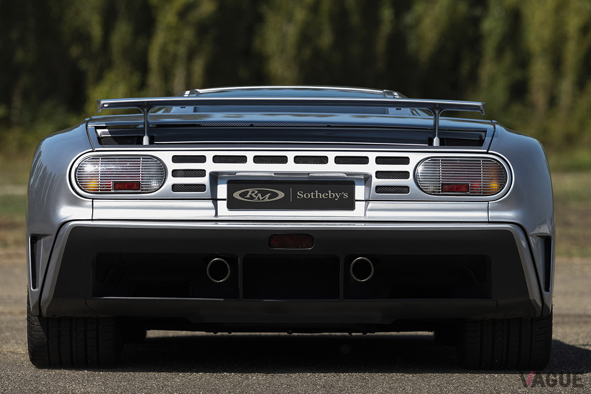 180万5000ユーロ（邦貨換算約2億3100万円）で落札されたブガッティ「EB110GT」（C）2021 Courtesy of RM Sotheby's