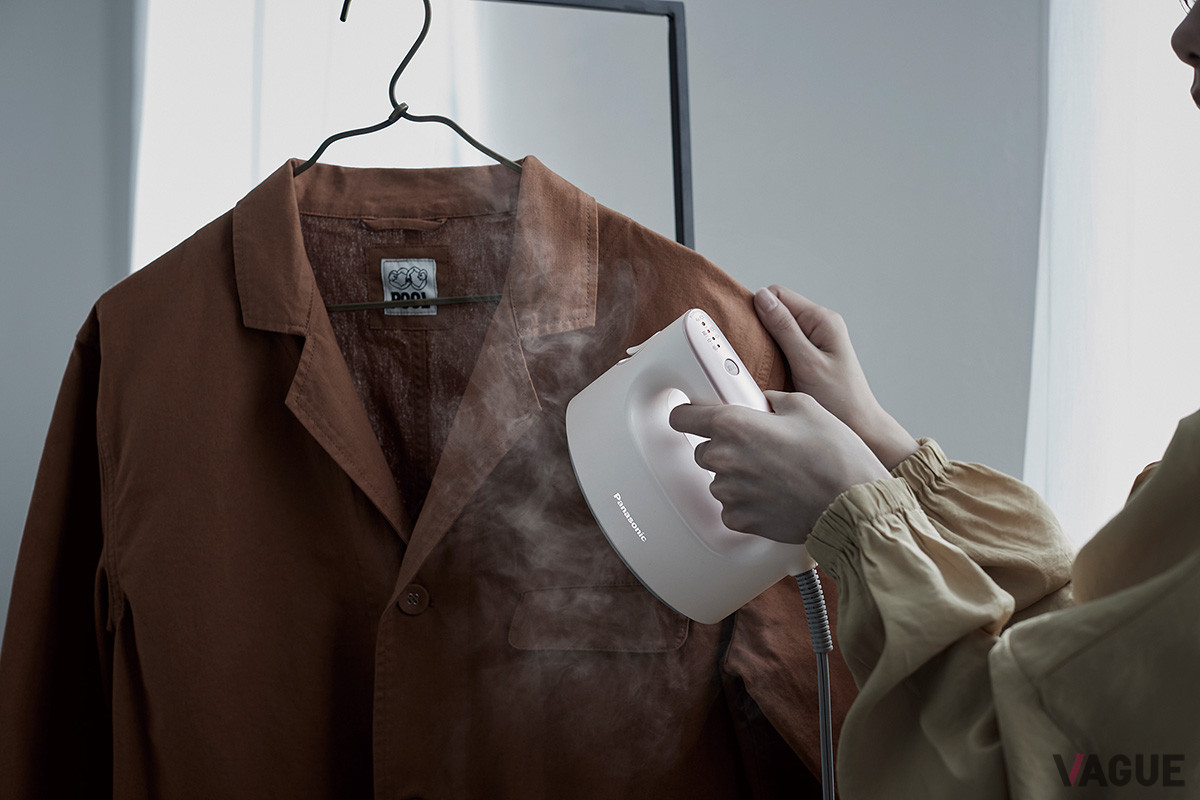 パナソニックの衣類スチーマーに搭載される“360°パワフルスチーム”は、上、下、横など、どの向きで使っても、また、どこまで傾けても、スチームを安定して噴射。衣類の広い面から襟や袖の細かい部分、そして裾まで、簡単にケアできる