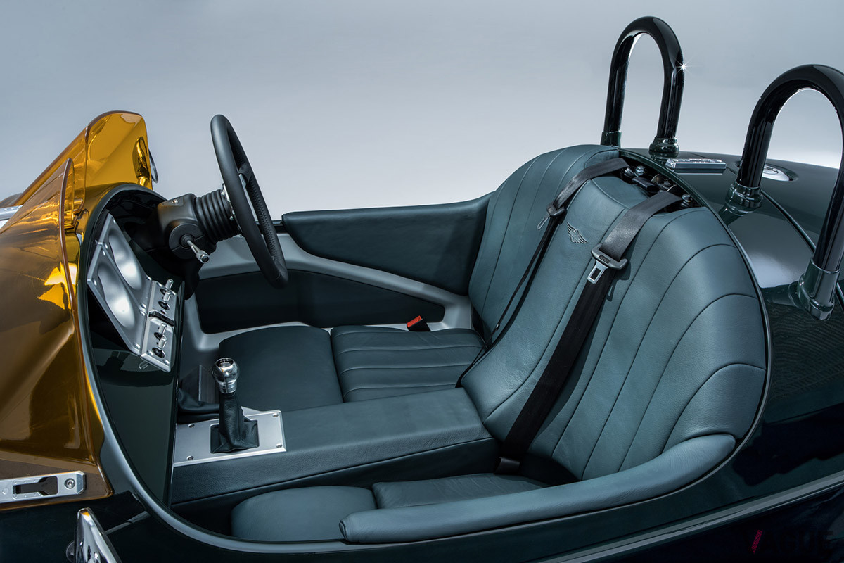 シートは一体型となっており、シートベルトは中央から延びる構造（C）Morgan Motor