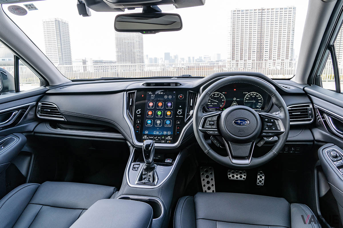 縦長の大型ディスプレイやフル液晶メーターなどが目をひくコックピット