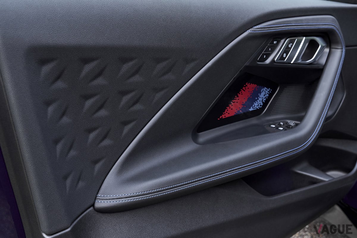 「M240i xDrive」のドアトリムには、Mカラーのグラフィックが備わる（C）BMW AG