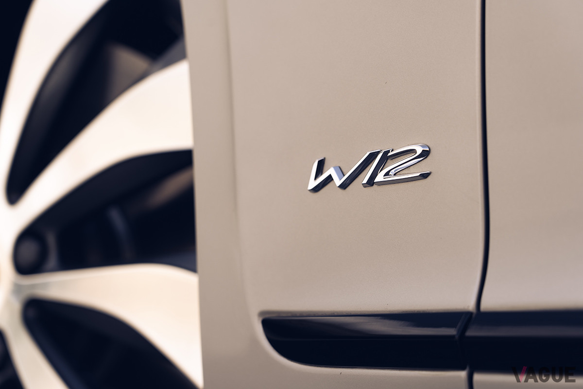 ベントレーのフラッグシップに搭載されるのは、W12気筒エンジンである