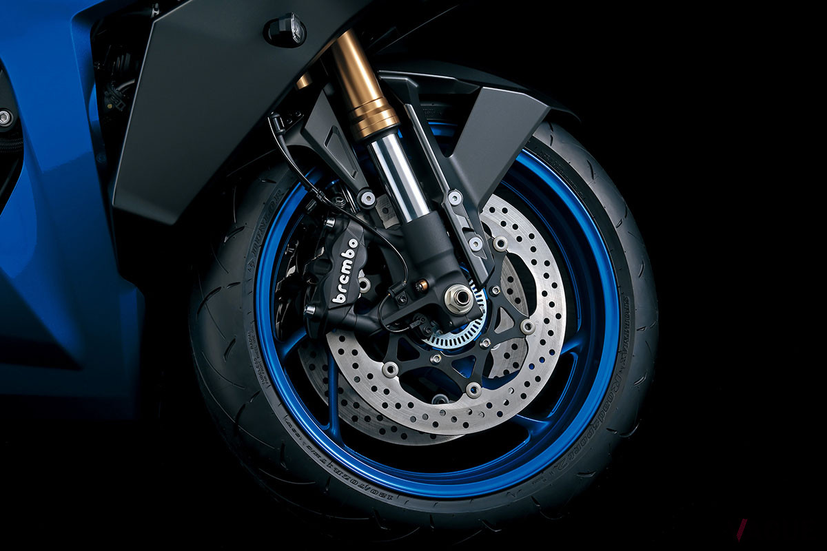 サスペンションとタイヤは専用にセッティング。ハンドルやフットレストも振動対策が施され、しなやかで快適な乗り心地を実現