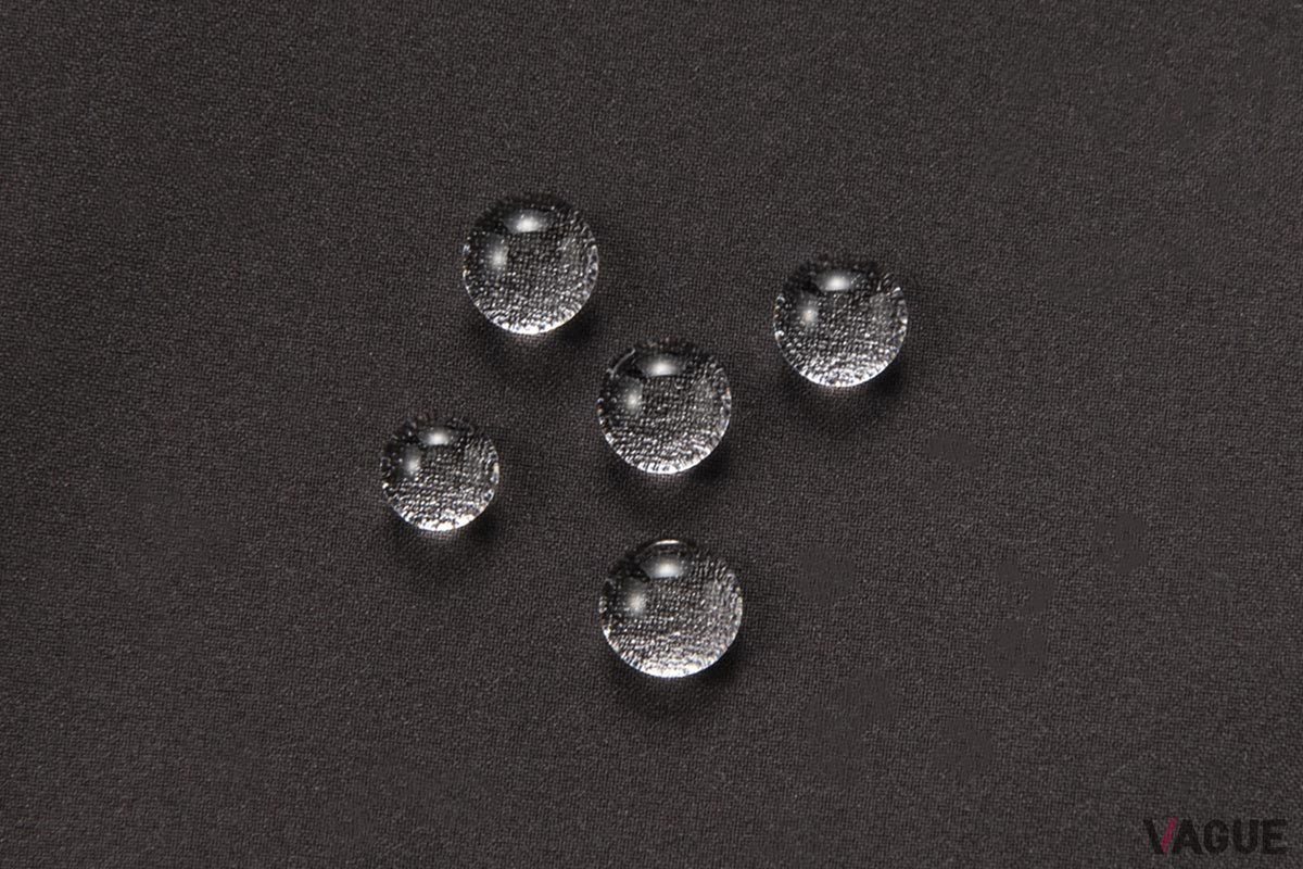 素材には、はっ水性とストレッチ性に優れた“SOLOTEX”を使用する