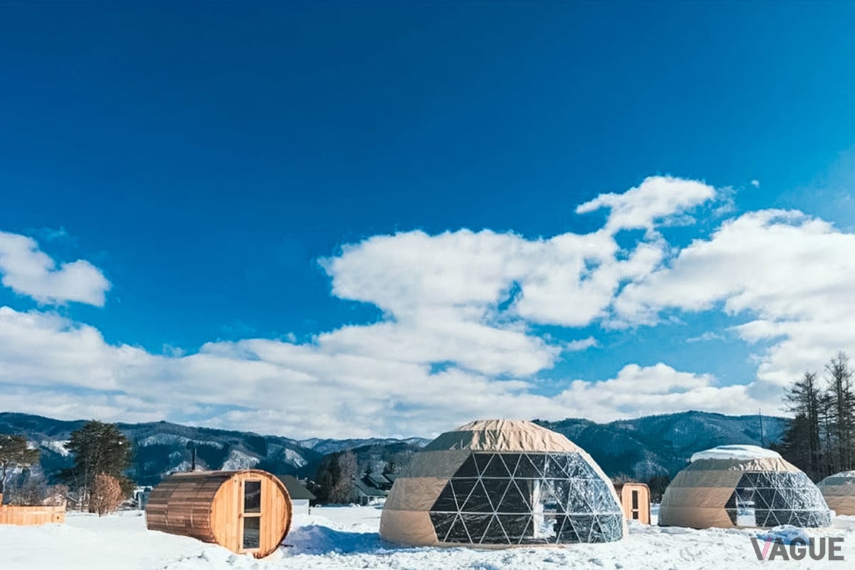 標高700ｍ、長野県白馬村の雄大な自然に囲まれた敷地内に、全5棟のドーム型テントを配した「From P」