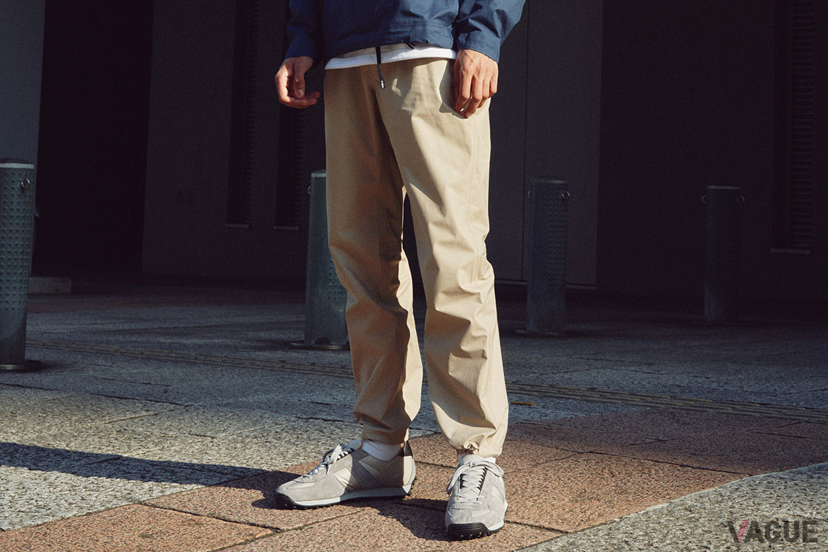 「バーサタイル A／C pants」は“Pertex SHIELD AIR”素材を使用した防水仕様のパンツで、フーディージャケットやプルオーバージャケットとのセットアップが可能