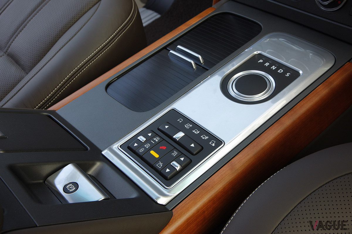 オフロードに特化したドライブモードや車高調整機能、ローレンジギアなどを備えている（C）Jaguar Land Rover