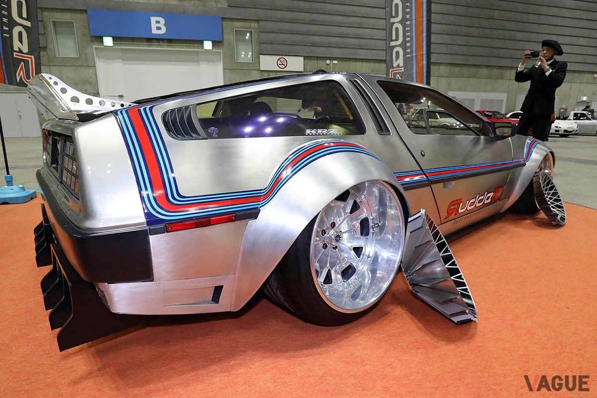 フェンダーを切断し、そこに1.5mm厚のアルミ板でオーバーフェンダーを成形し取り付けている