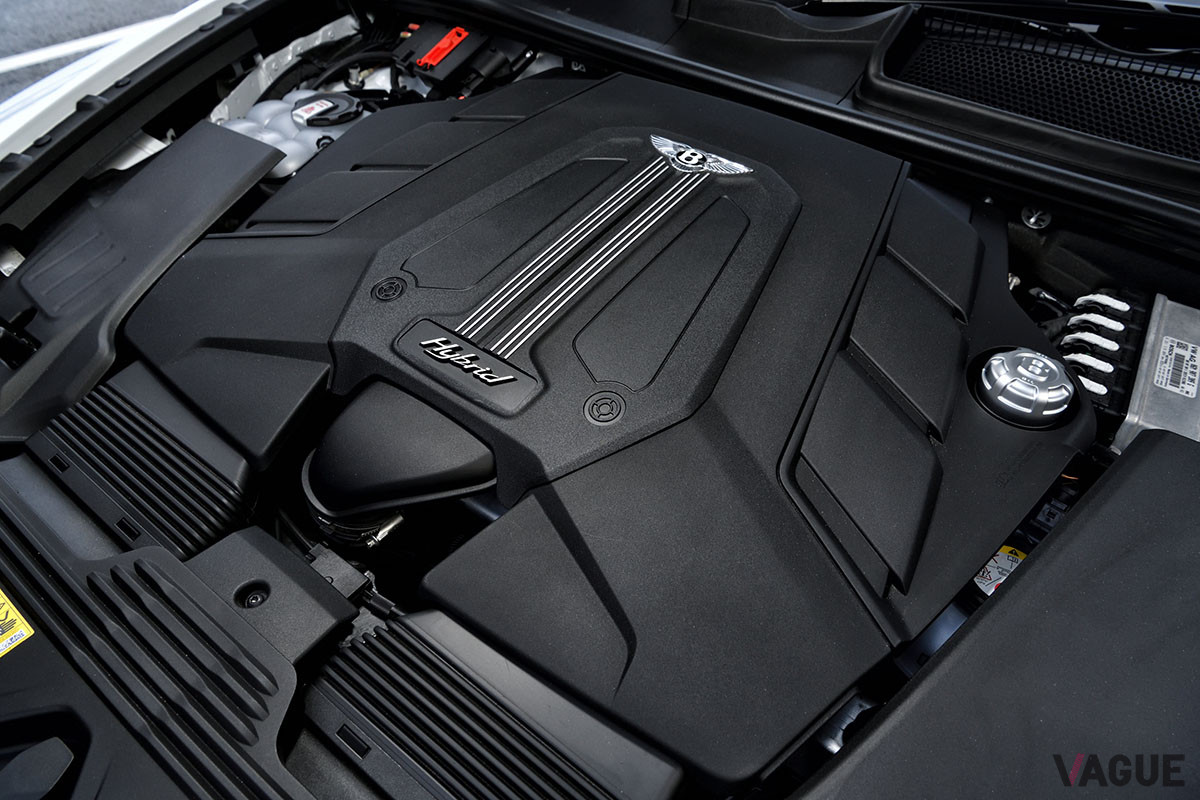 エンジンベイに収まっているのは、2994ccV型6気筒エンジンだ