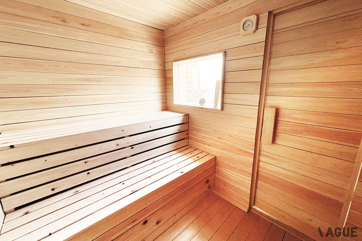 サウナ小屋はヒノキ製で、その隣には水風呂を用意。サウナ内には心地よくリラックスできる木々の香りが満ちており、温度は80〜110℃まで自由に調節できる