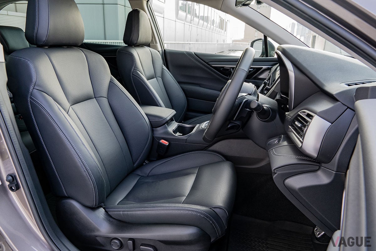 ナッパレザーをあしらった本革シートは、リミテッドEXにオプション。ショルダー部分にもヒーターが内蔵され、ウインタードライブでも快適だ