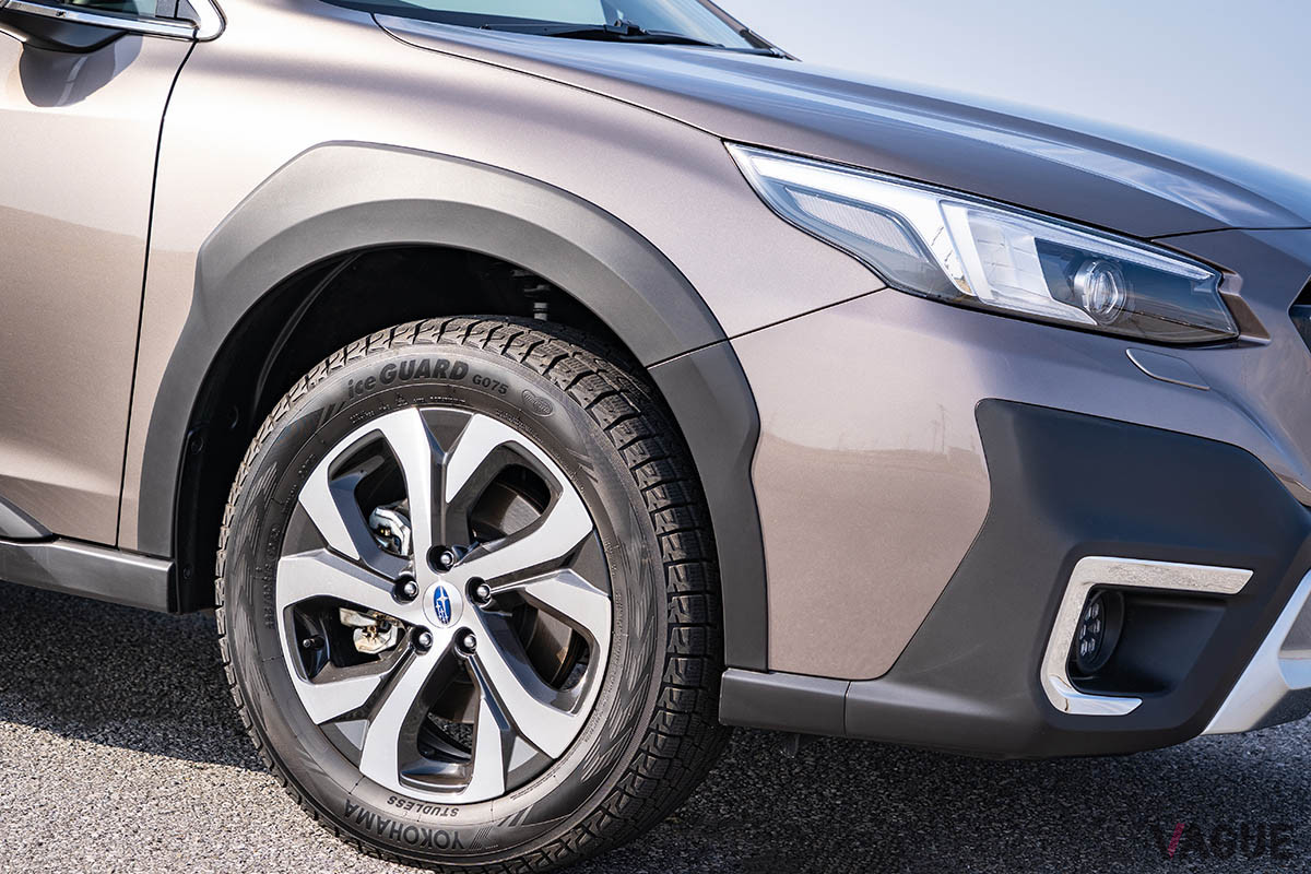 クラッディングと呼ばれる車体下部の黒い樹脂パーツは、ボディとの一体感が増した形状に