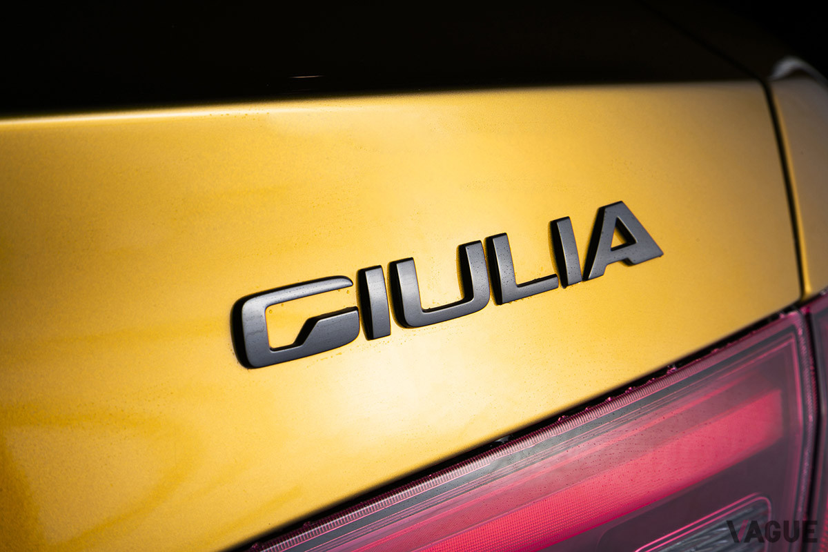 ロゴバッヂのたぐいもブラックで仕上げられる