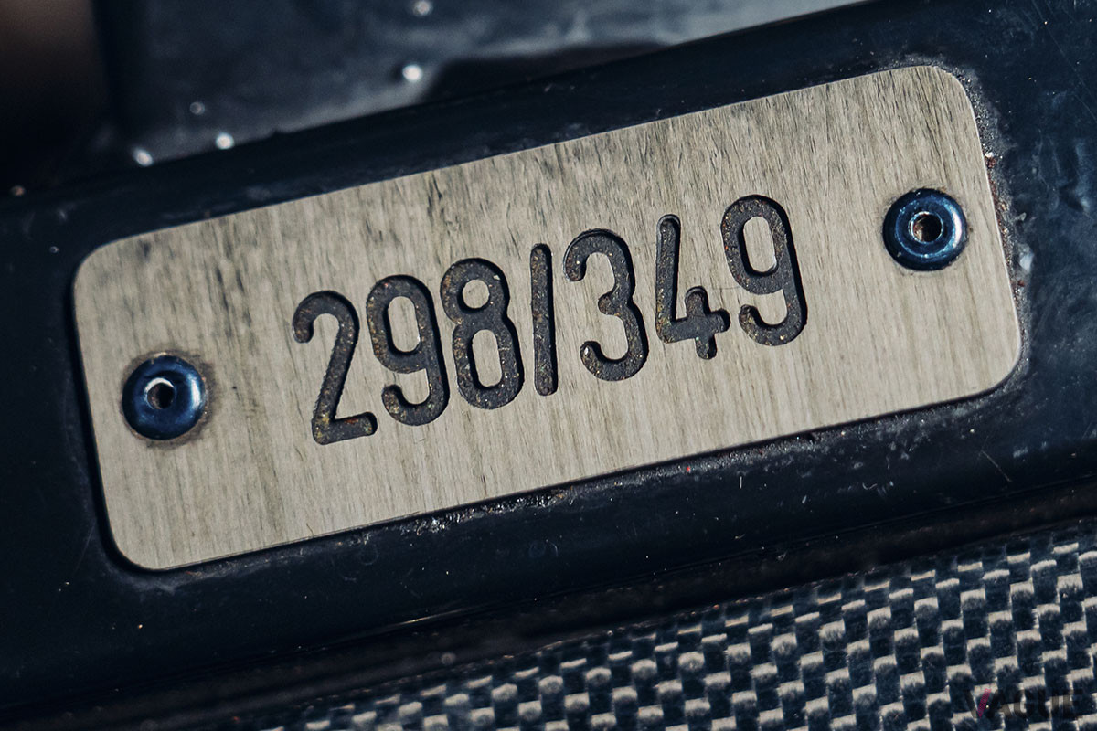 プレートによると、このF50は生産された349台中298台目のマシンのようだ（C）2021 Courtesy of RM Sotheby's
