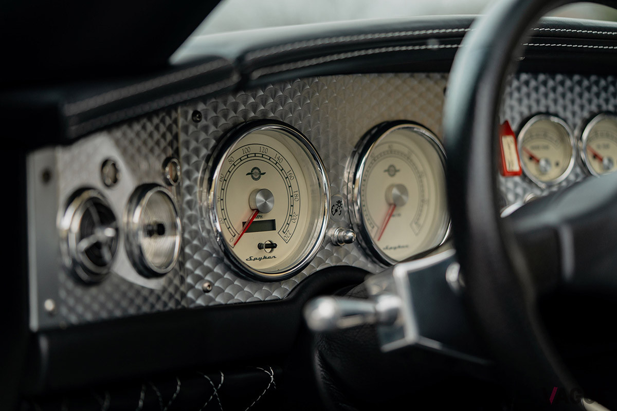 35万7000ドル（邦貨換算約4360万円）で落札されたスパイカー「C8スパイダー」（2006年式）（C）2022 Courtesy of RM Sotheby's