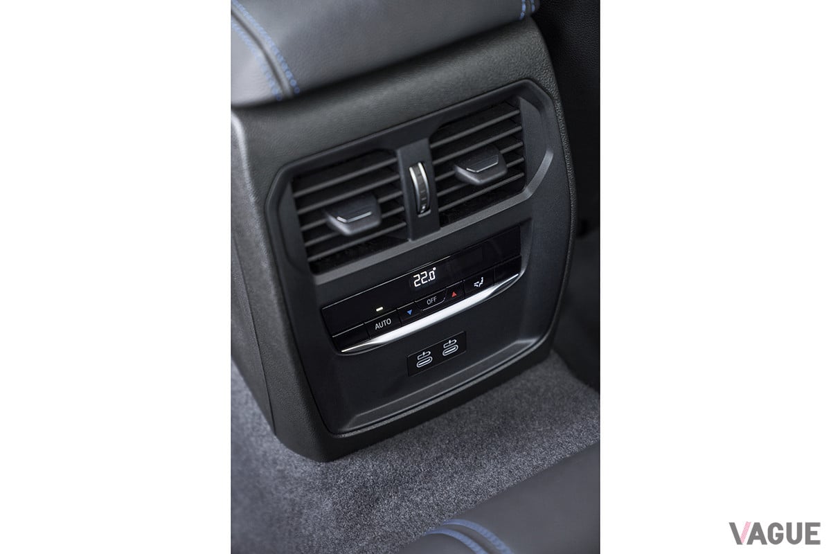 後席には、オートエアコンとふたつのUSBタイプCポートが設置されている（C）BMW AG