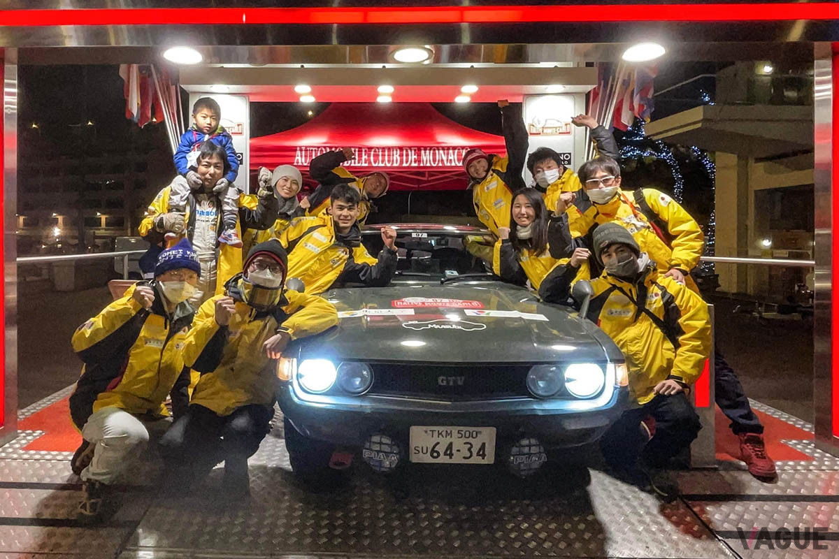 ゼッケン97番のトヨタ「セリカ1600GTV」とTeam結 2022のメンバー（C）もんじろう先生