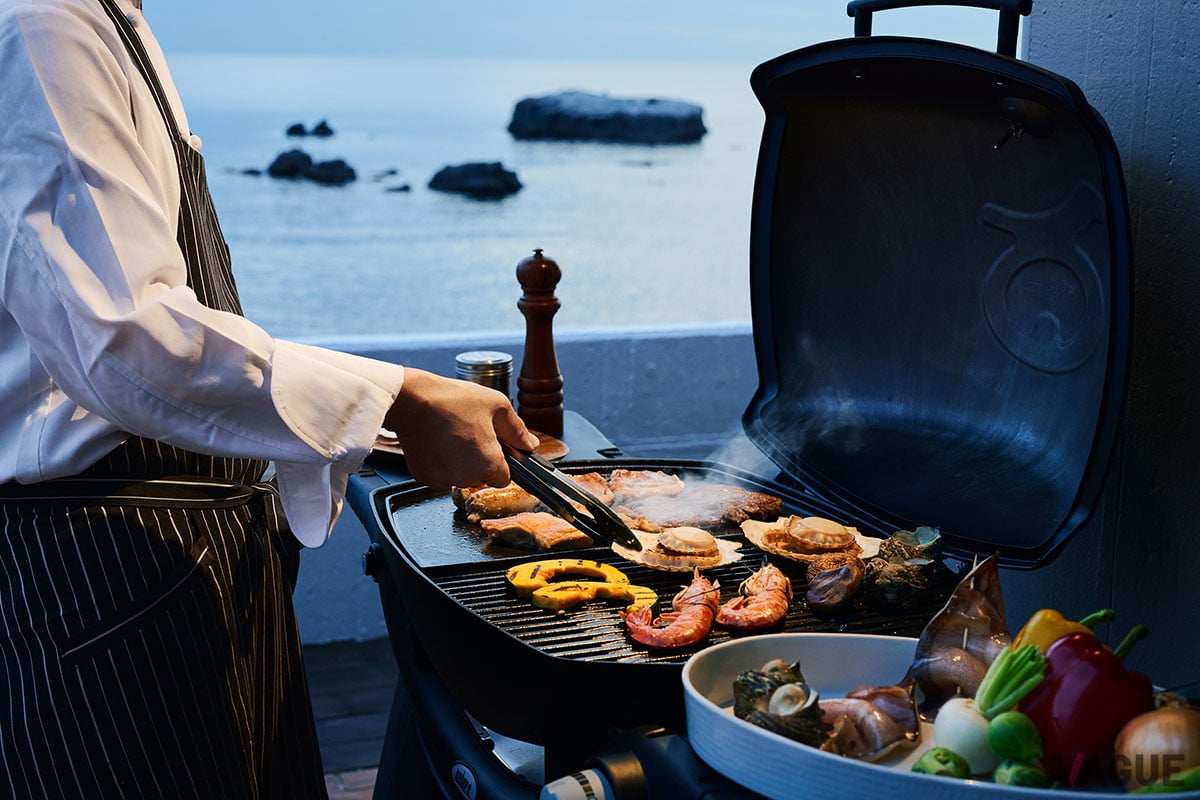 春から秋にかけての夕食は、テラスで海を眺めながら味わえるプレミアムBBQ。わらかく甘みのある葉山牛と新鮮な三浦野菜を取り入れたボリューム満点のメニューとなる