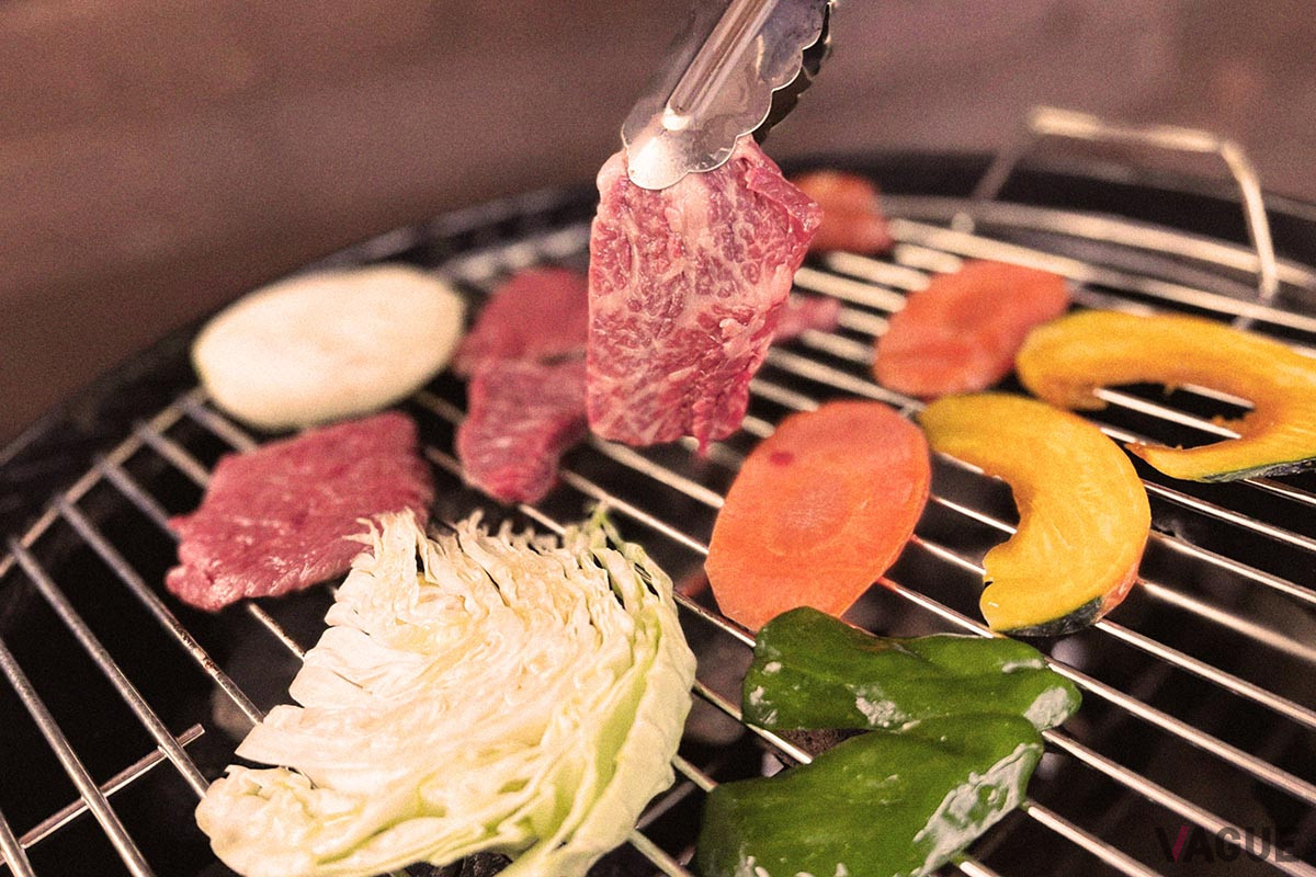 夕食は、豪快に焼き上げた特選黒毛和牛や、アツアツの薩摩地鶏のトマト煮込みなど、非日常を感じられるグランピングBBQを用意