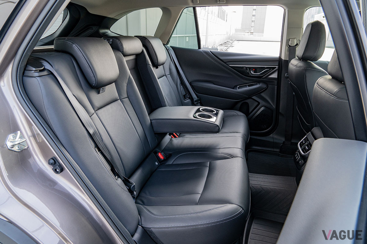 シートヒーターや背もたれのリクライニング機構を備えたリアシートは、足元が広々としておりロングツーリングでも快適に移動できる