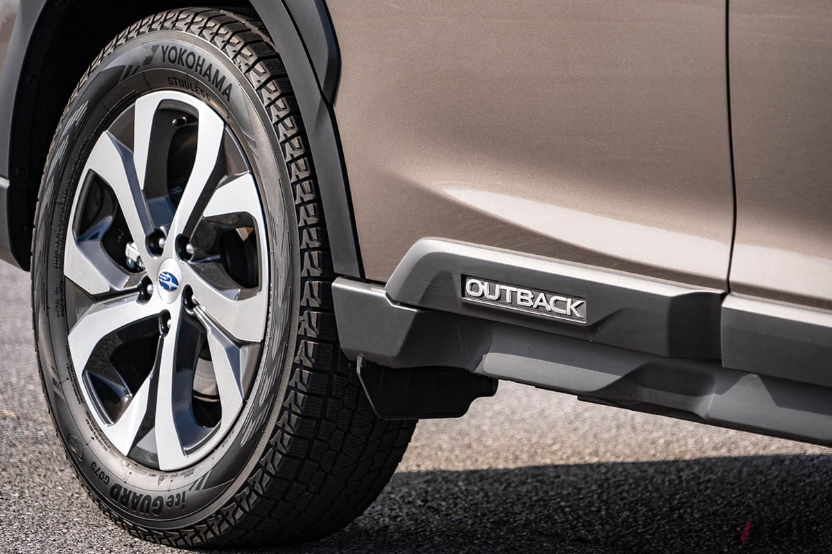 サイドのクラッディングには「OUTBACK」のエンブレムが備わる
