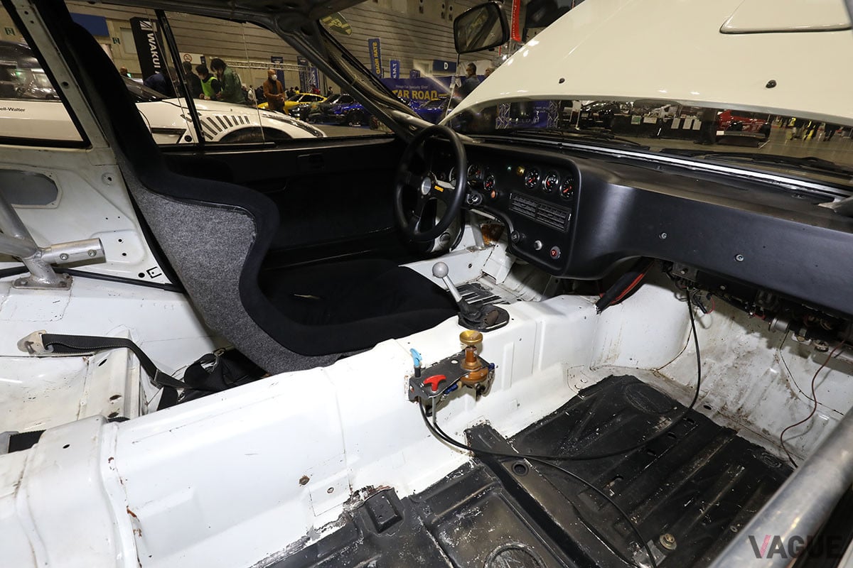 シフトノブの横にあるブースト制御装置である機械式VVCに懐かしさを感じるチューニングフリークも多いことだろう