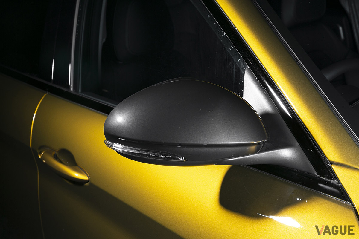 ドアミラーケースはヴィヴィッドなボディカラーとのコントラストをなすブラック