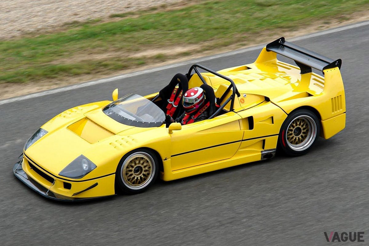 ルーフをカットされた「F40LM」。ロールケージやフロントスクリーンの完成度はオリジナルにも思えるほどだ