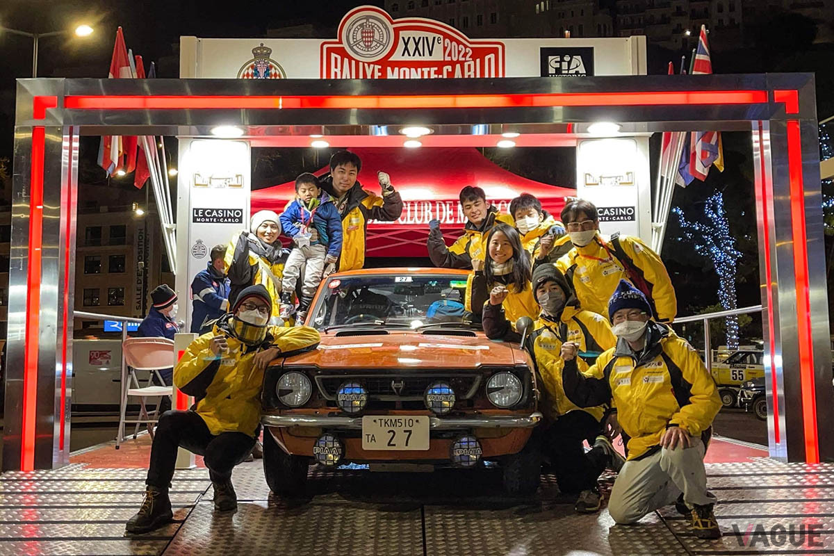 参加車のゼッケン27番のトヨタ「レビン」とTeam結 2022のメンバー（C）もんじろう先生