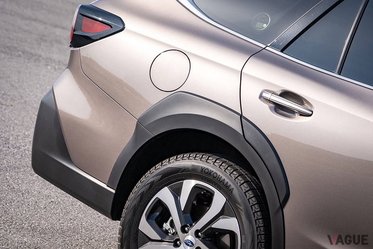 リアタイヤ回りのクラッディングは控えめな印象