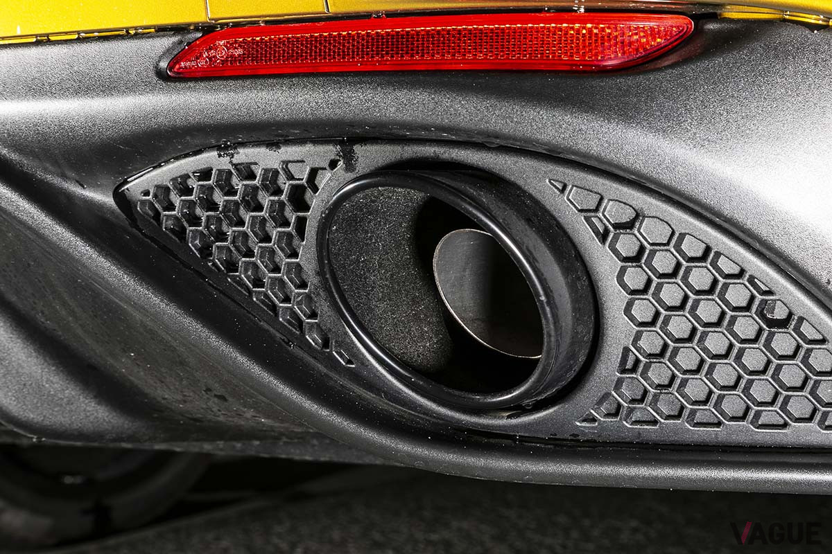 左右2本出しのエンドマフラーも、とくにブラックフィニッシュとされる