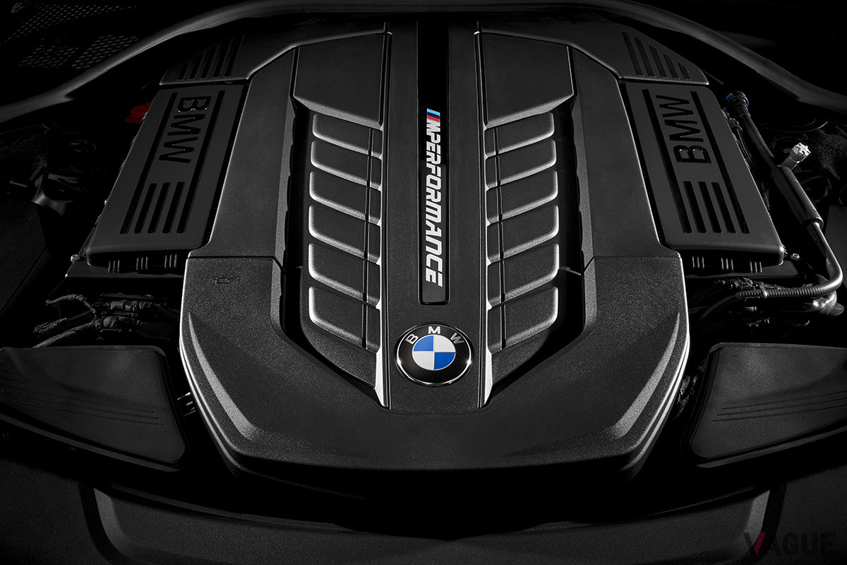 BMWで唯一V12エンジンを採用している7シリーズ「M760Li」。最高出力だけをみればV8ターボでもまかなえるが、その滑らかなエンジン特性は他のエンジンでは再現できない（C）BMW AG