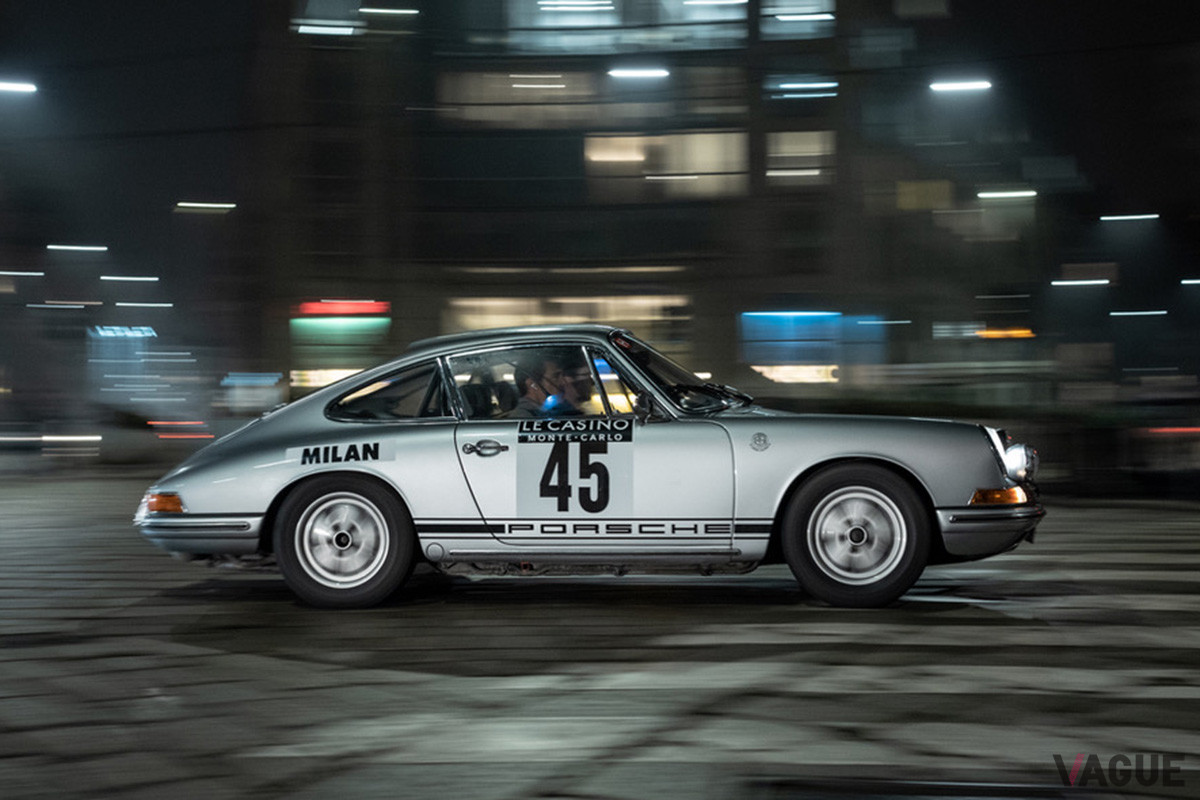ミラノの街中を颯爽と走るゼッケン45番、ポルシェ「911（1965年）」（C）Canossa Events