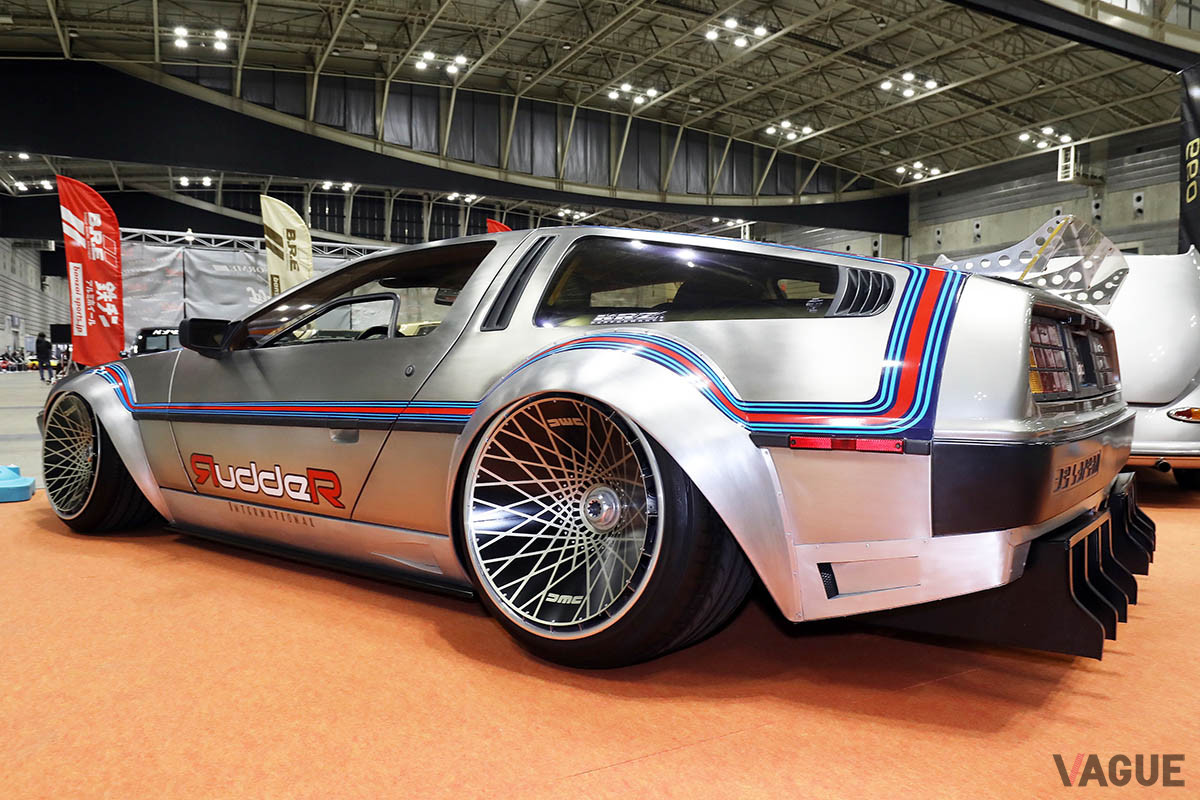 太いタイヤを履かせるべくワイドホイール化。サイズも極太のフロント10J、リア15Jの設定だ