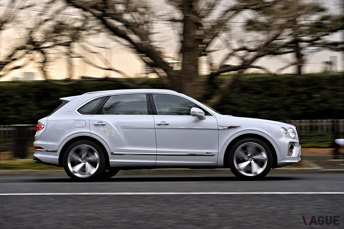 ベントレーが提案するハイブリッドは、エコを意識させることはもちろんのこと、ドライブする愉しみも与えてくれる