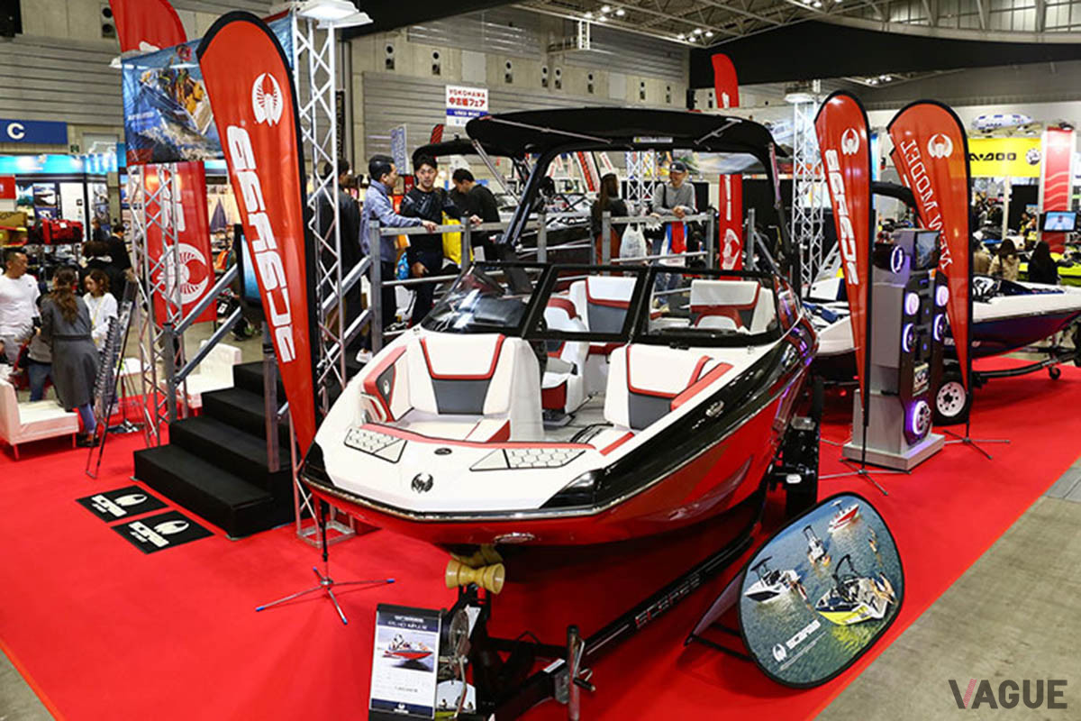 「ジェットビレッジ」では、水上オートバイの最新モデルを中心に、トレーラーからウェットスーツまで、ジェットライフをアクティブに楽しむアイテムを展示（写真は過去開催のもの）