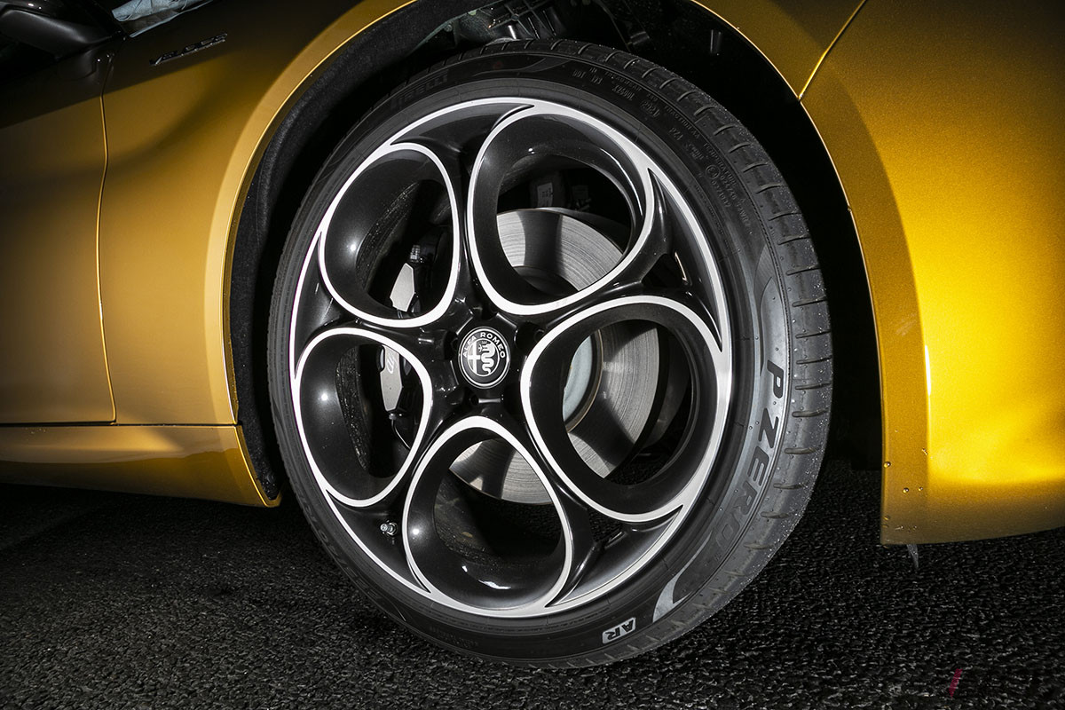 5ホールのGTジュニア専用ホイールは、ジュリアでは19インチ、ステルヴィオでは21インチとされる