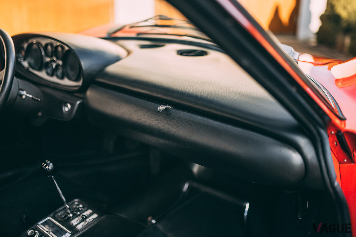 36万5000ユーロ（邦貨換算約4670万円）で落札された「ディーノ206GT」（C）2021 Courtesy of RM Sotheby's