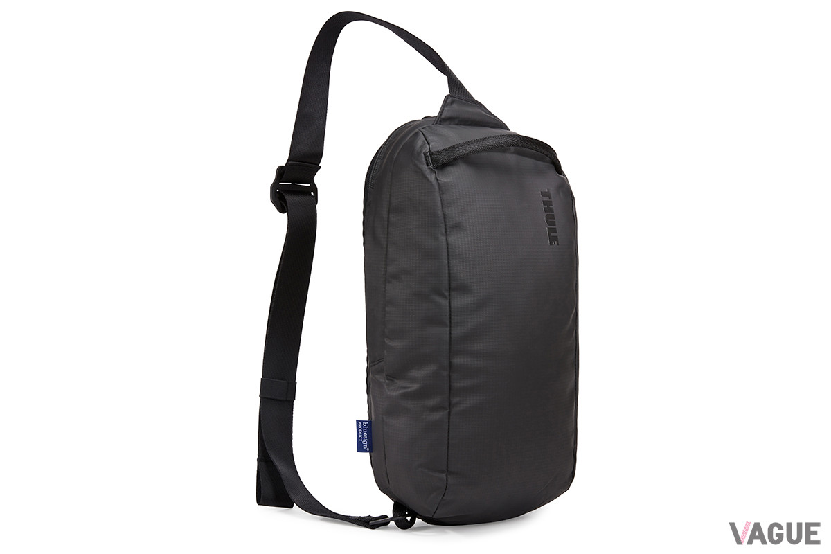 移動中でも荷物の出し入れがしやすいクロスボディバッグ「Thule Tact Sling 8L」