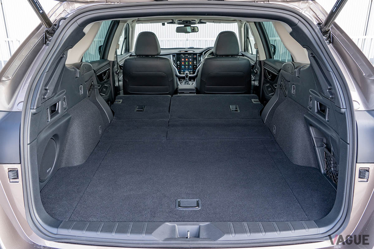 開口部がワイドで大きな荷物も積み下ろししやすいため、スキーなどのレジャードライブ時にとても便利。後席の背もたれを倒すと、フラットな大空間が出現する