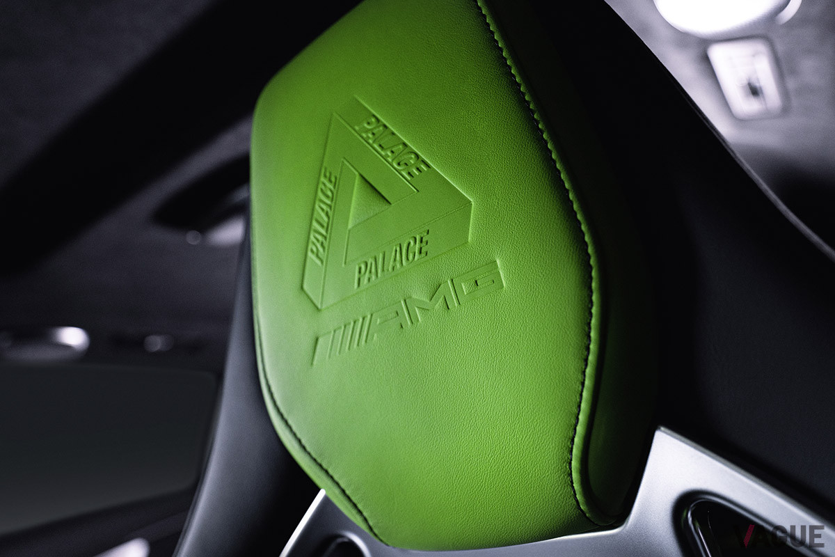 ヘッドレストに型押しされたパレス スケートボーズとAMGのエンブレム