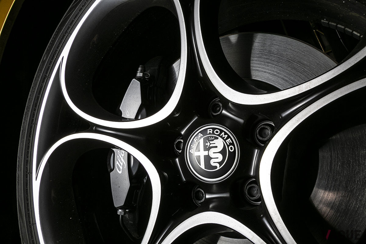 ダイヤモンド切削とブラックフィニッシュのホイールは、センターキャップのエンブレムもモノクロ仕立て