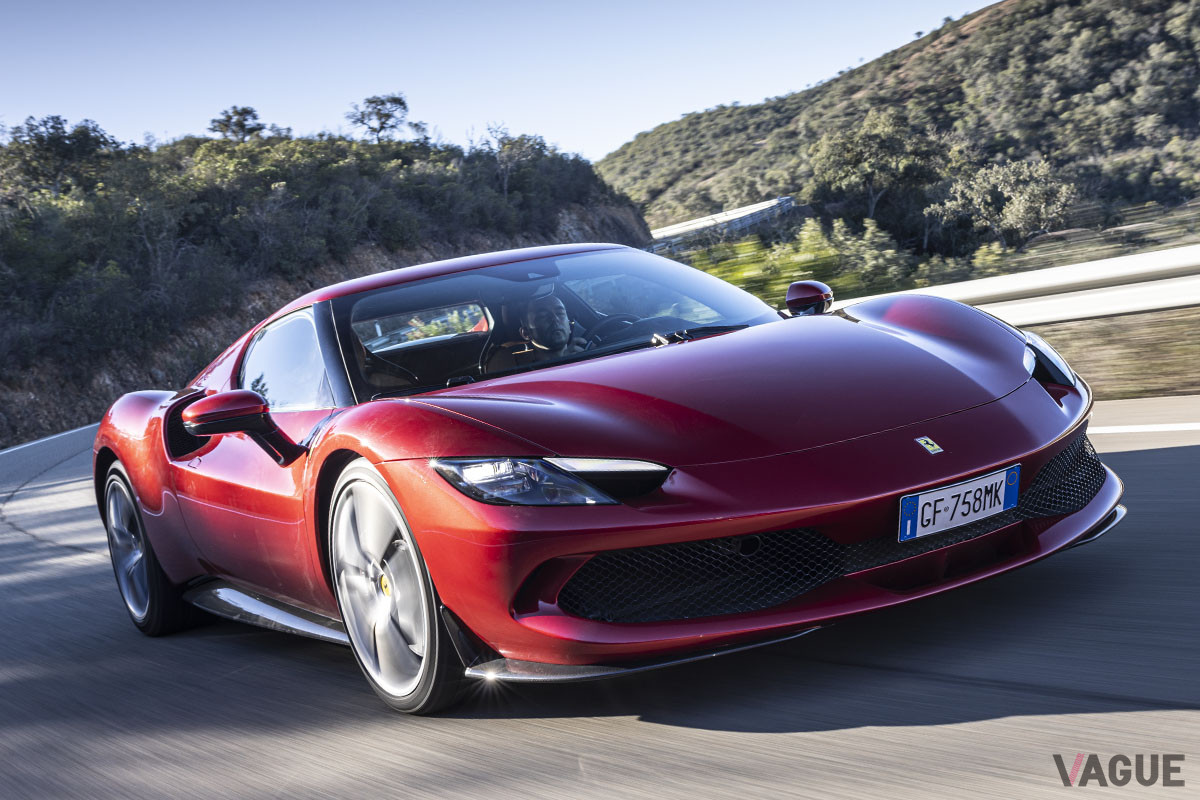 マラネッロの伝統に則ってその「296GTB」の車名を読み解けば、「2.9リッターの6気筒エンジンを積むGTクーペ」となる