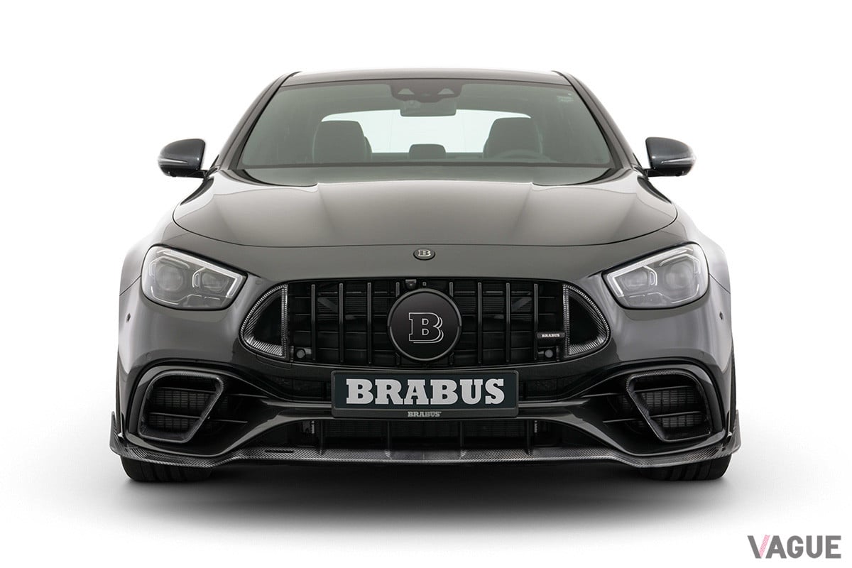 ボディカラーがブラックなので目立たないが、ダウンフォースを生み出すためのカーボン製エアロが巧みに用いられている