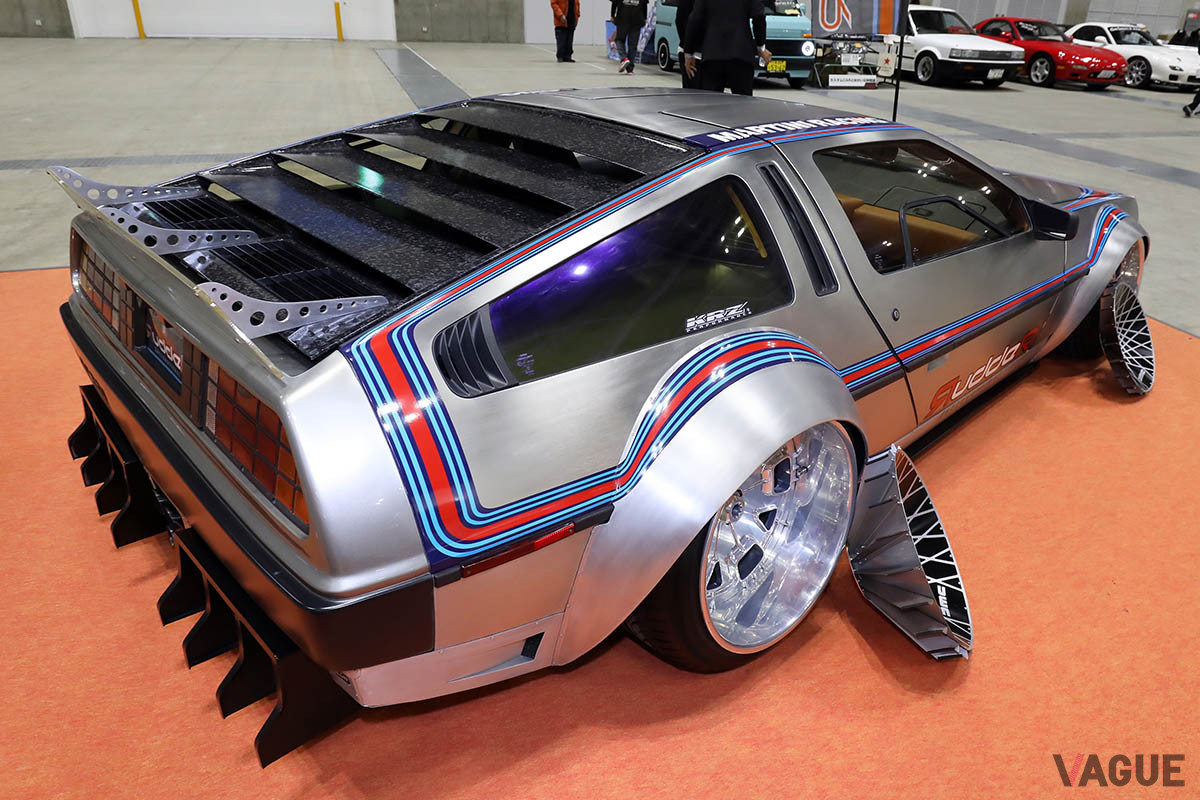 ルーバー付きのリアゲートスポイラーやディフューザー付のアンダースポイラーなどが特徴的な「デロリアン」