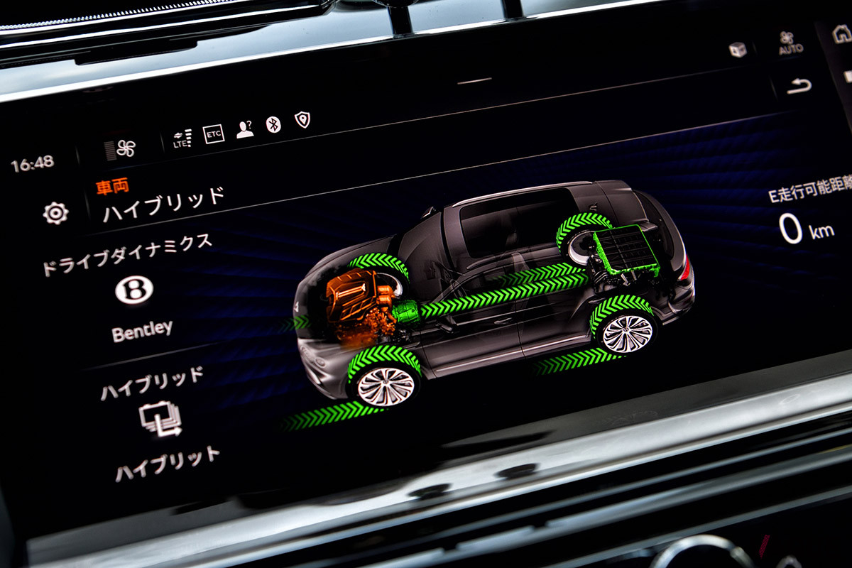 エンジンでドライブしているが、回生ブレーキでバッテリーへ蓄電している状態