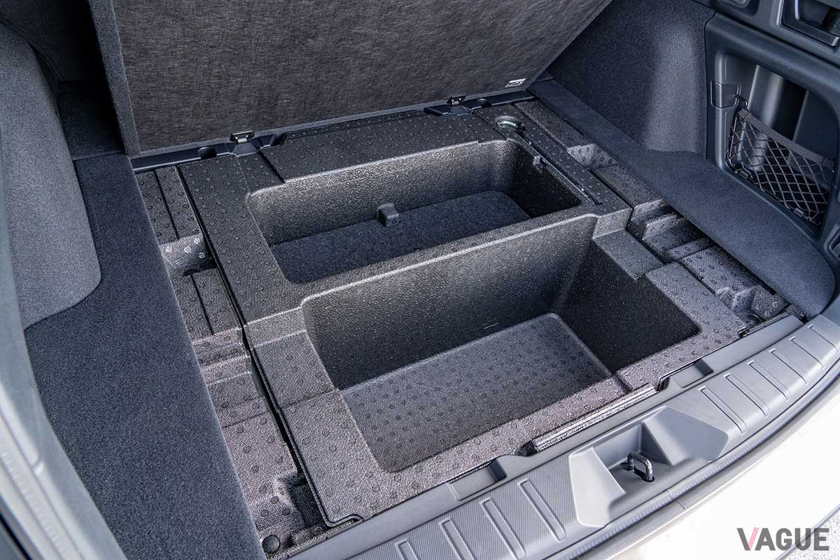 雪でぬれたギアやタイヤチェーンなどを携行する際に便利な荷室フロア下のサブトランク