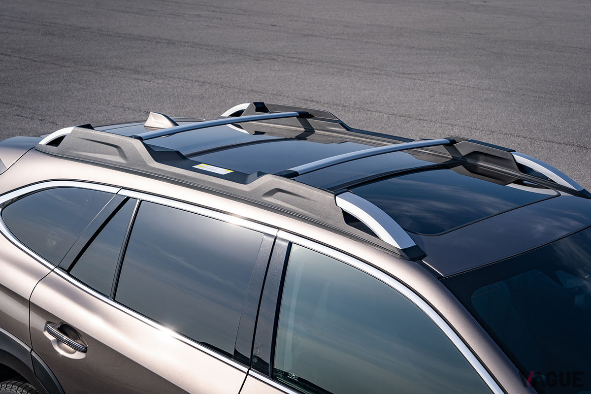 ルーフレールのバーを左右に渡してアタッチメントを取りつければ、ルーフキャリアを載せたり、自転車やスキー板など積んだりする際に便利