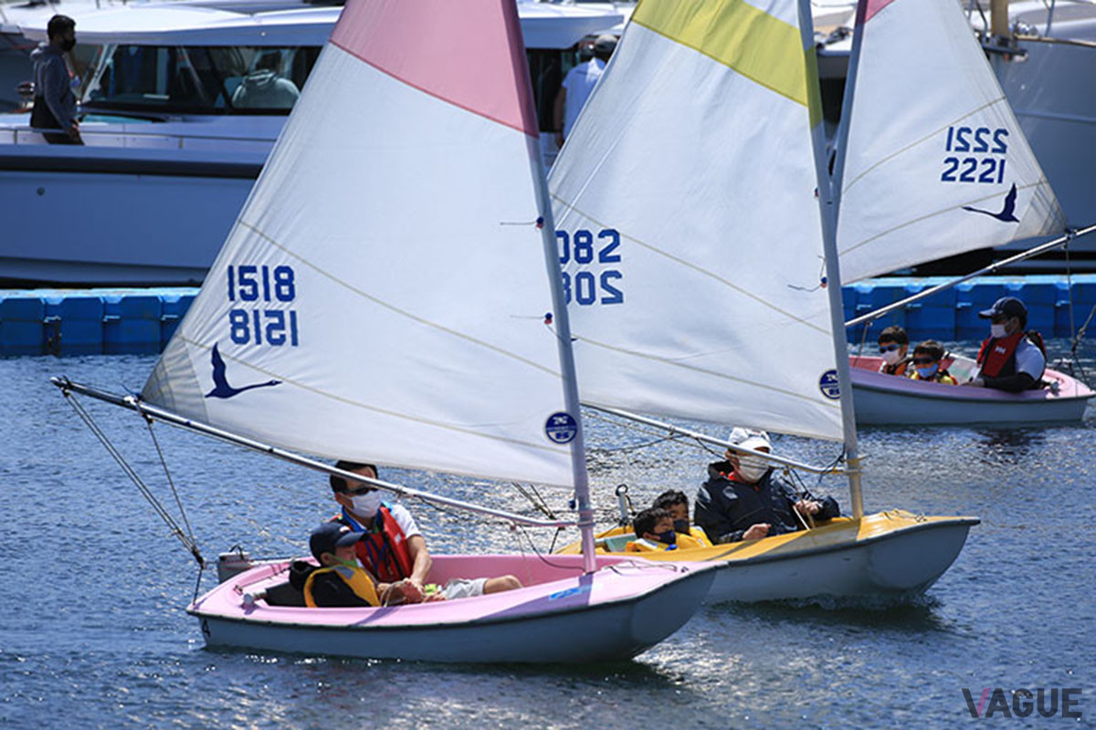 「キャプテンKids」は、小学生までの子どもを対象とした体験メニュー。ミニボート体験、小型ヨット体験等、マリーナの親水エリアを利用したプログラム（写真は過去開催のもの）